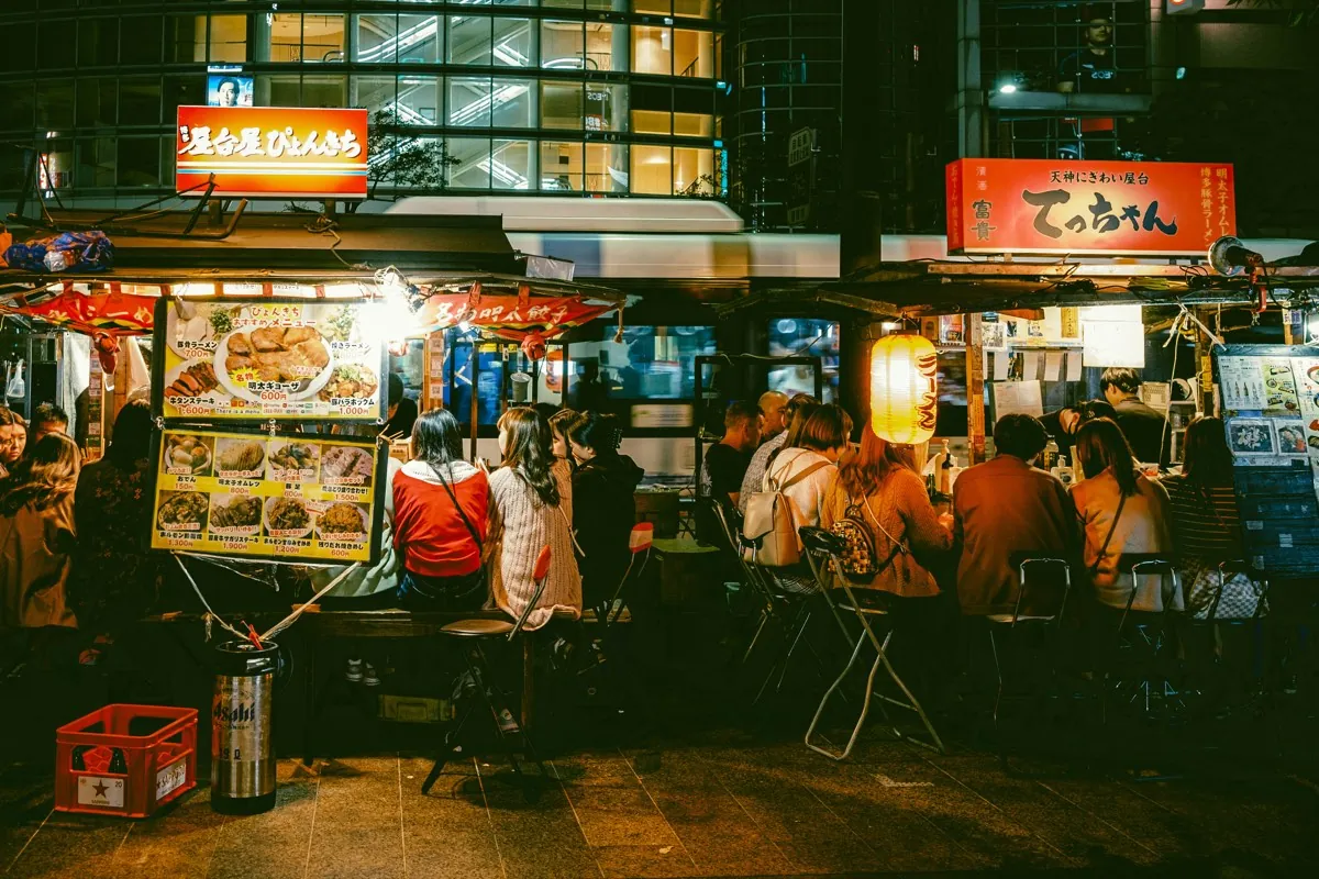 Verlichte nachtelijke yatai's langs de rivier in Nakasu, Fukuoka