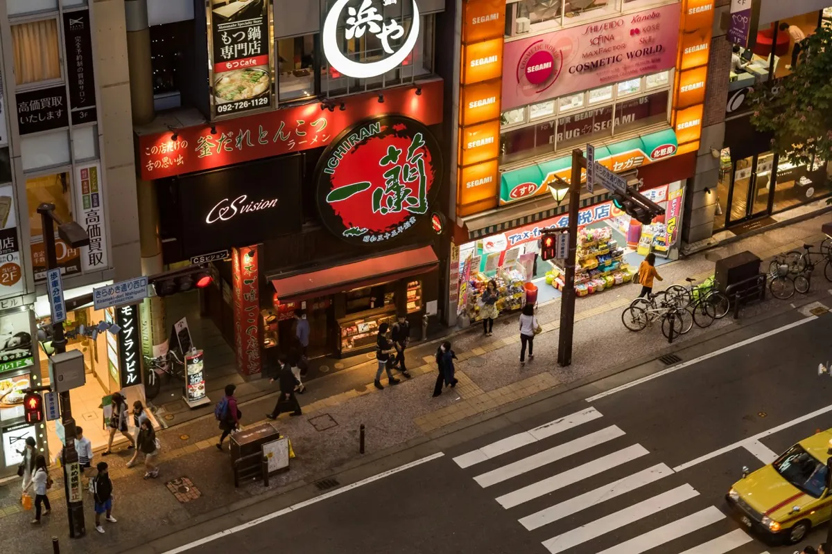 Verlichte Ichiran-ramenzaak in een straat van Fukuoka