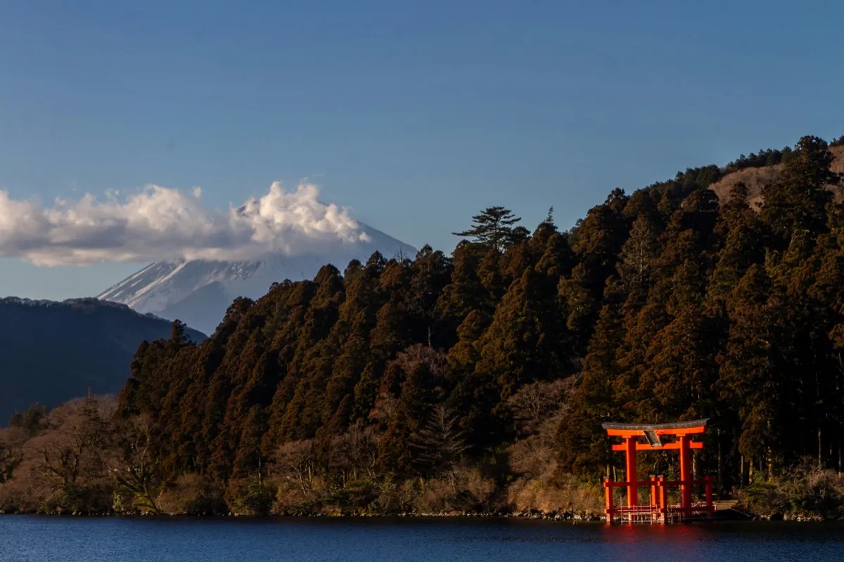 Rode torii van het Hakone-jinja-heiligdom in het Ashi-meer met de berg Fuji op de achtergrond