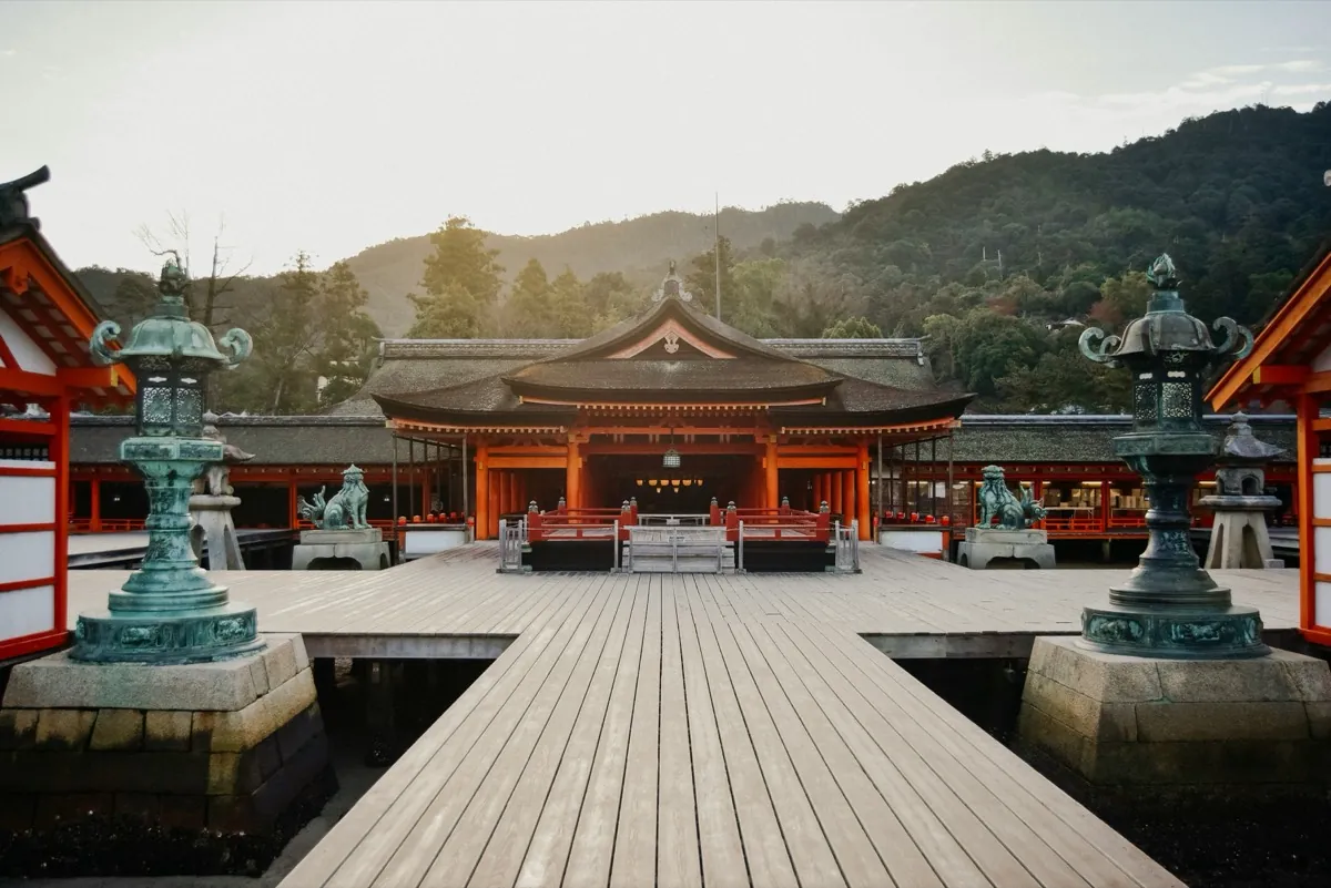 Itsukushima-heiligdom en zijn houten loopbrug met bronzen lantaarns op het eiland Miyajima