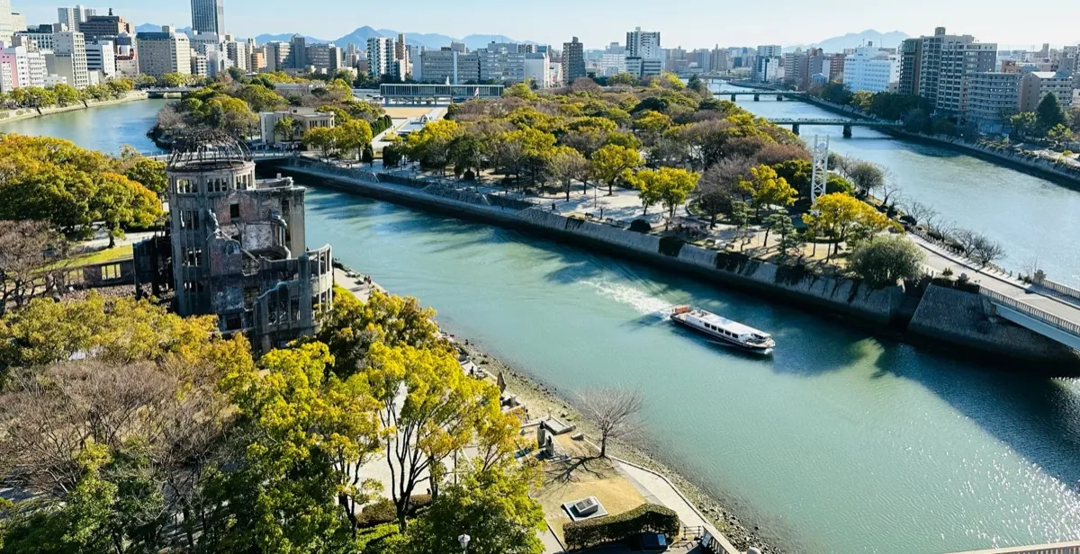 Luchtfoto van de rivieren van Hiroshima, het Vredespark en het centrum van de stad