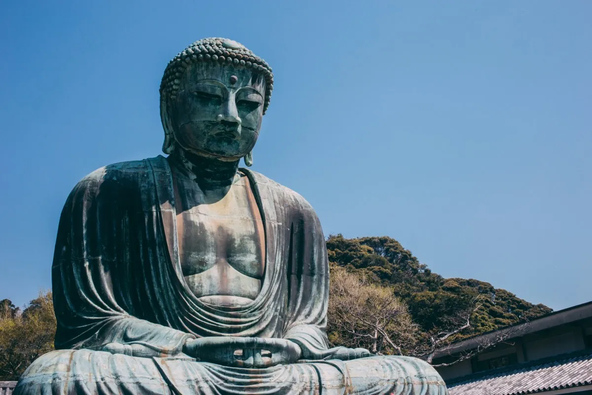 Bronzen Grote Boeddha van Kotoku-in in Kamakura tussen de bomen