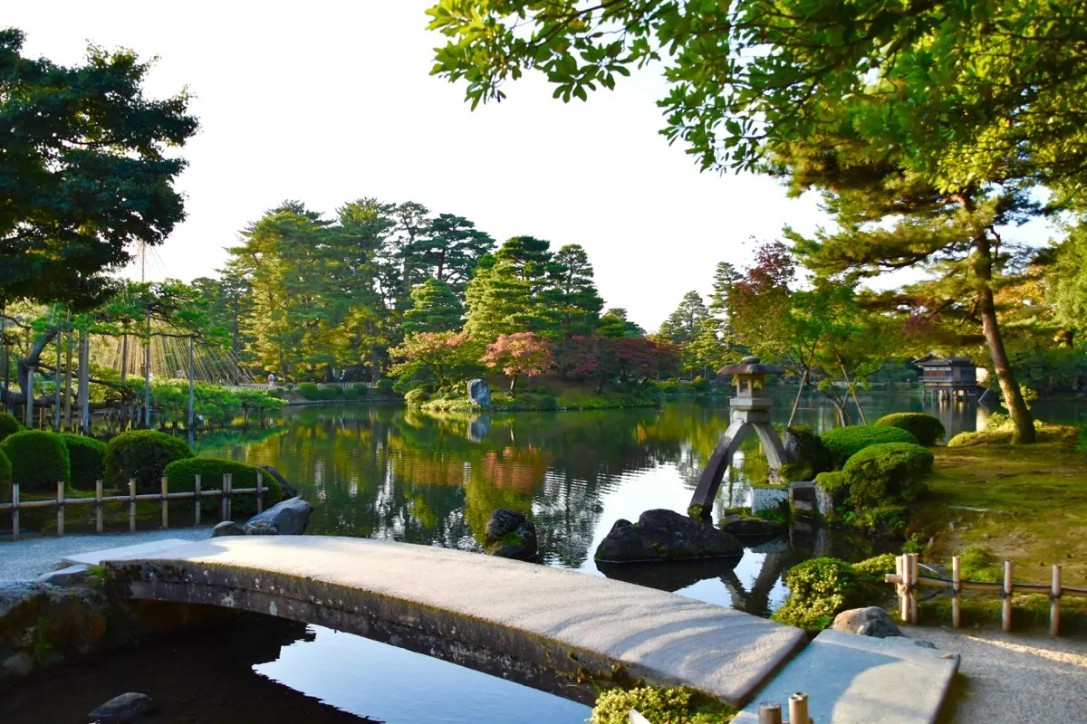 Vijver en eeuwenoude dennen in de Kenroku-en-tuin van Kanazawa