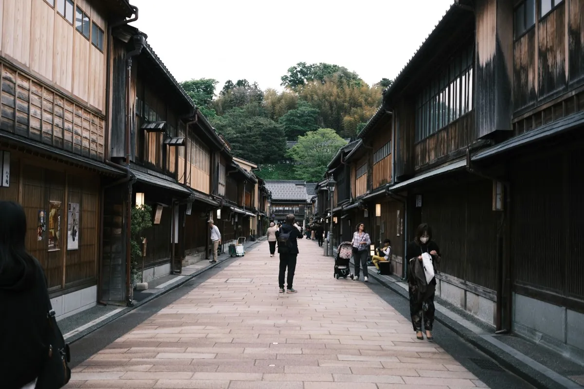 Straat van de geishawijk Higashi Chaya in Kanazawa