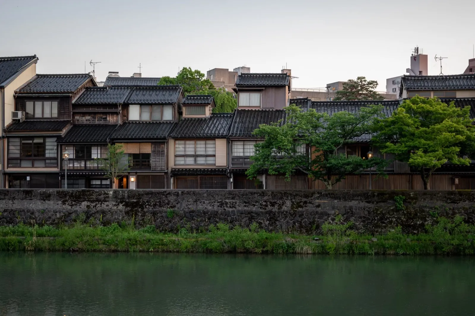 Traditionele houten huizen langs de rivier in het historische centrum van Kanazawa