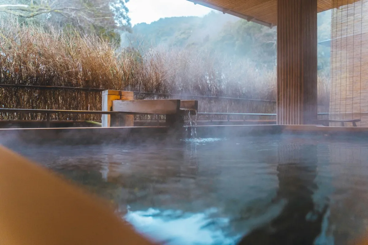 Dampend openlucht-thermaalbad (rotenburo) in Kinosaki