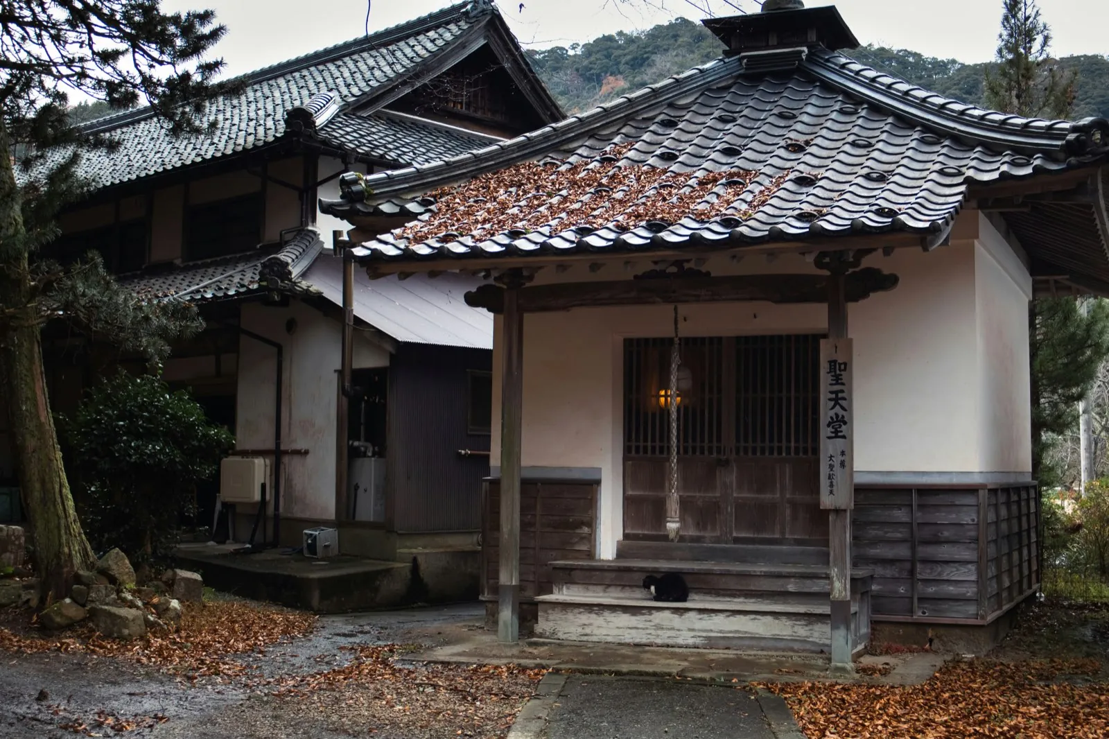 Traditioneel houten paviljoen met pannendak in Kinosaki Onsen