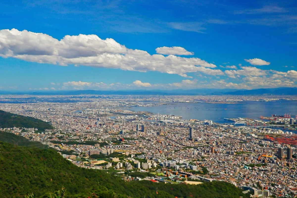 Panoramisch uitzicht over Kobe en de baai vanaf de berg Rokko