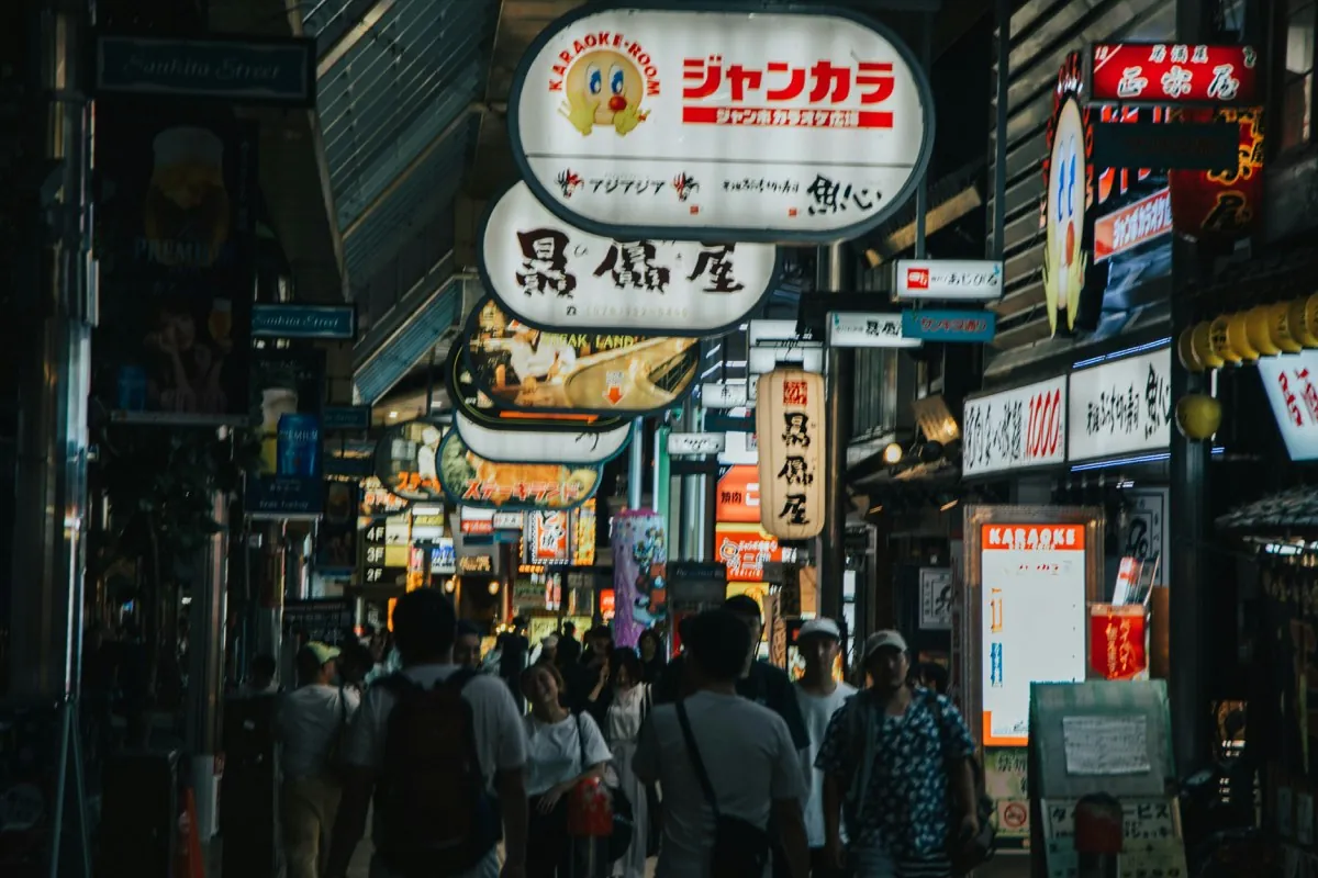 Winkelgalerij Sankita-dori naast Sannomiya in Kobe, met lichtreclames en mensen