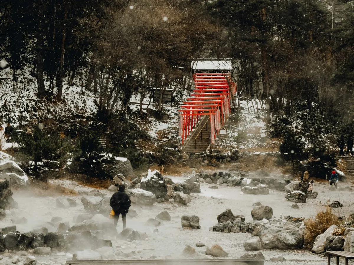Geothermisch park van Sainokawara met rode torii en dampende bronnen in Kusatsu