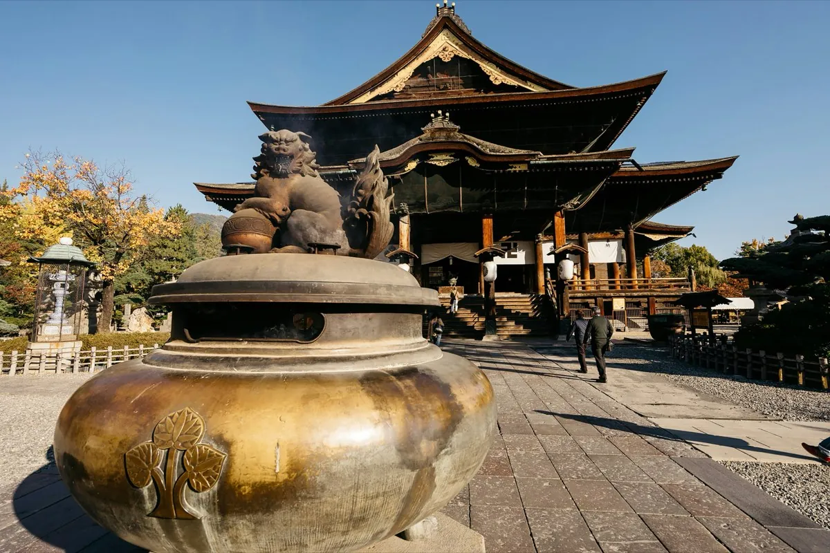 Houten hoofdpaviljoen van de Zenko-ji-tempel van Nagano met zijn bronzen wierookvat