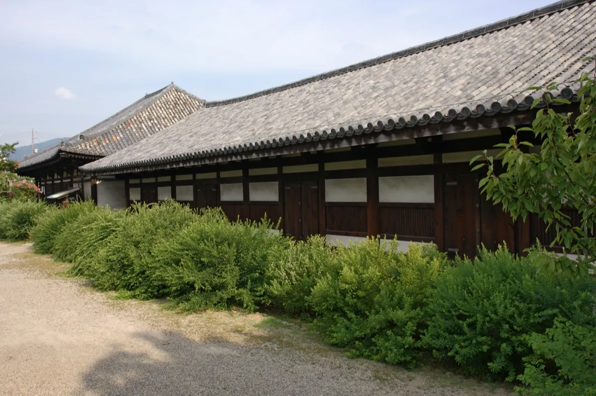 Rustige straten met machiya-huizen in de wijk Naramachi, Nara