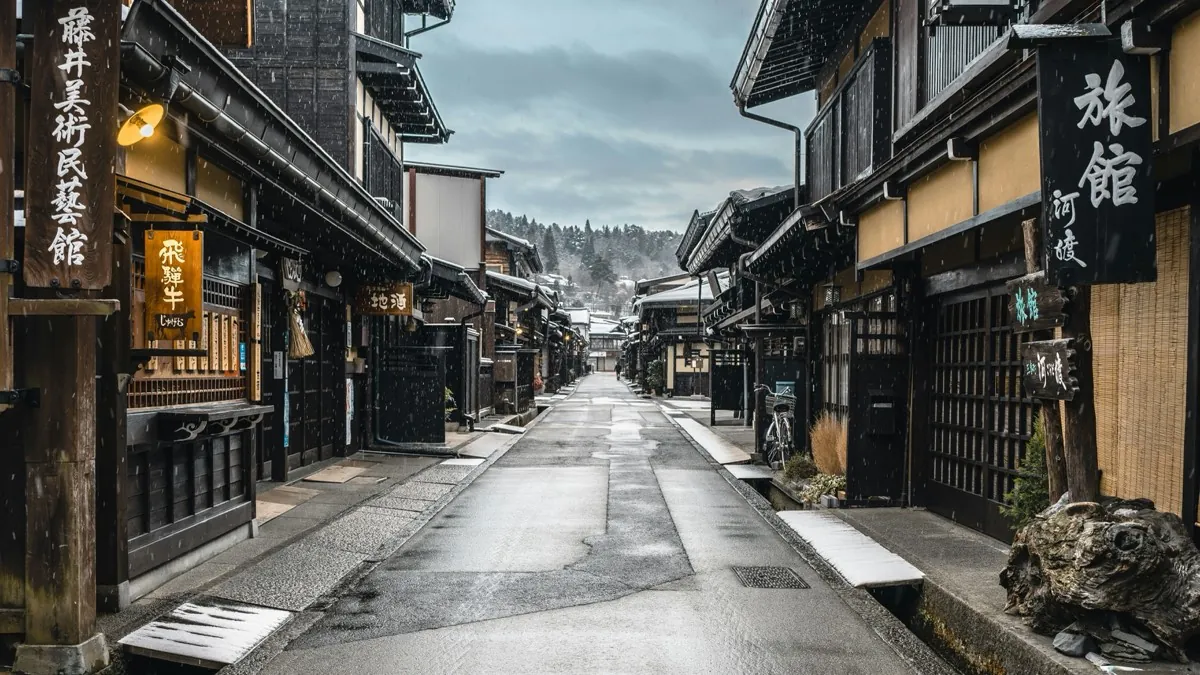 Historische houten huizen in de straat Sanmachi Suji van Takayama in de sneeuw