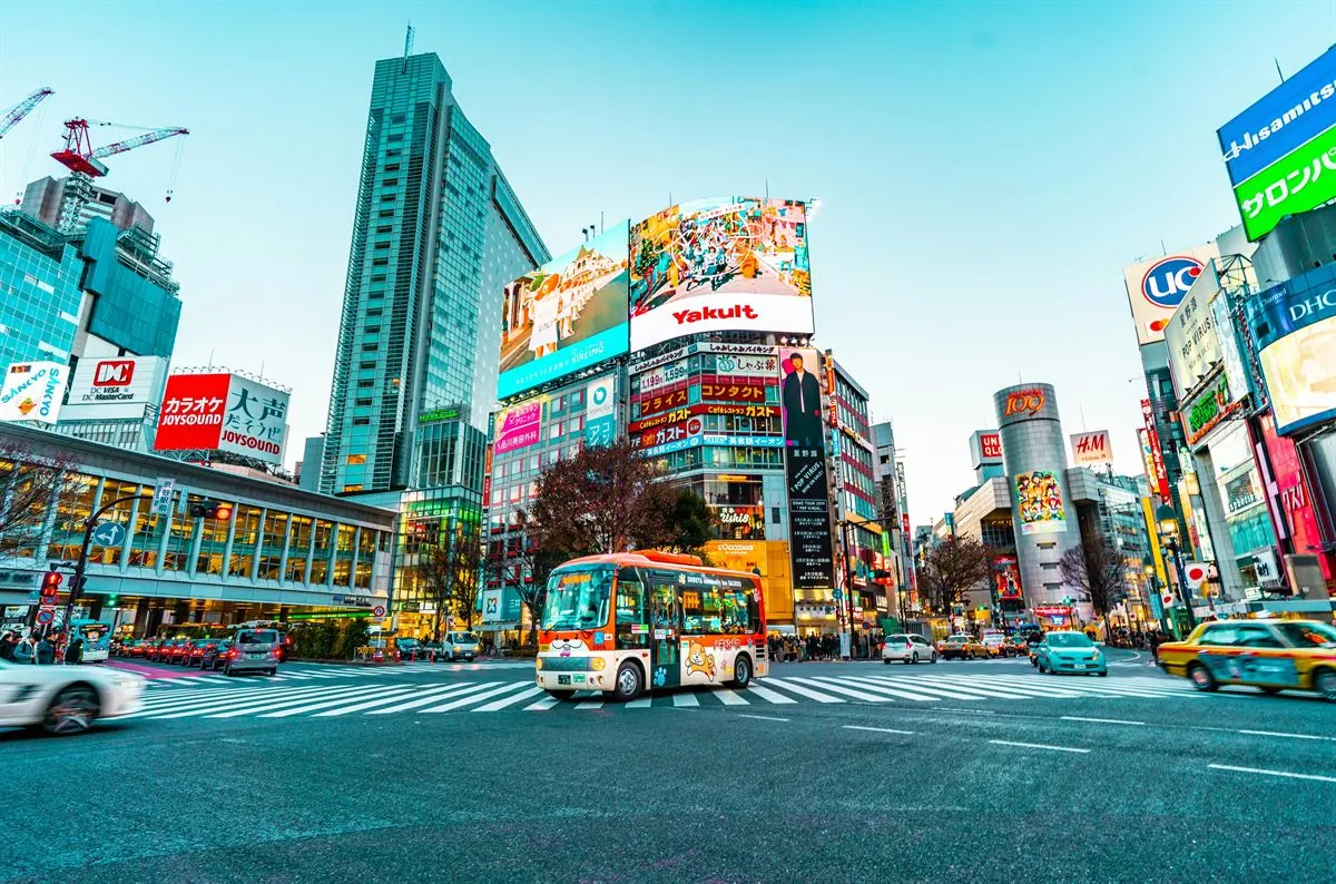Voetgangerskruising van Shibuya en lichten van Shinjuku in Tokio