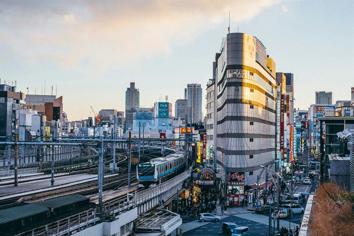 Historische gevel van Tokyo Station en lanen van Ginza